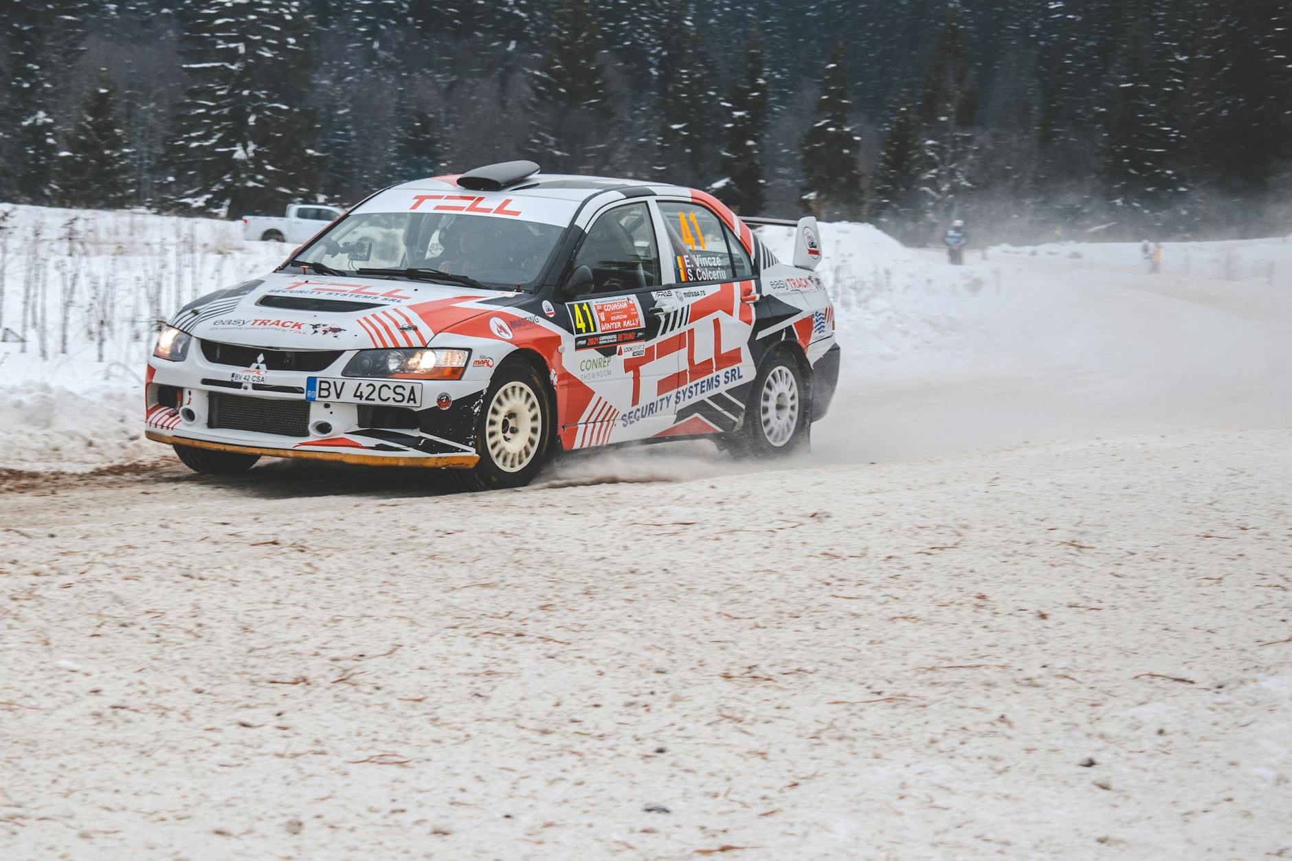 Rajdowy Mitsubishi Lancer Evolution pędzi po ośnieżonej trasie