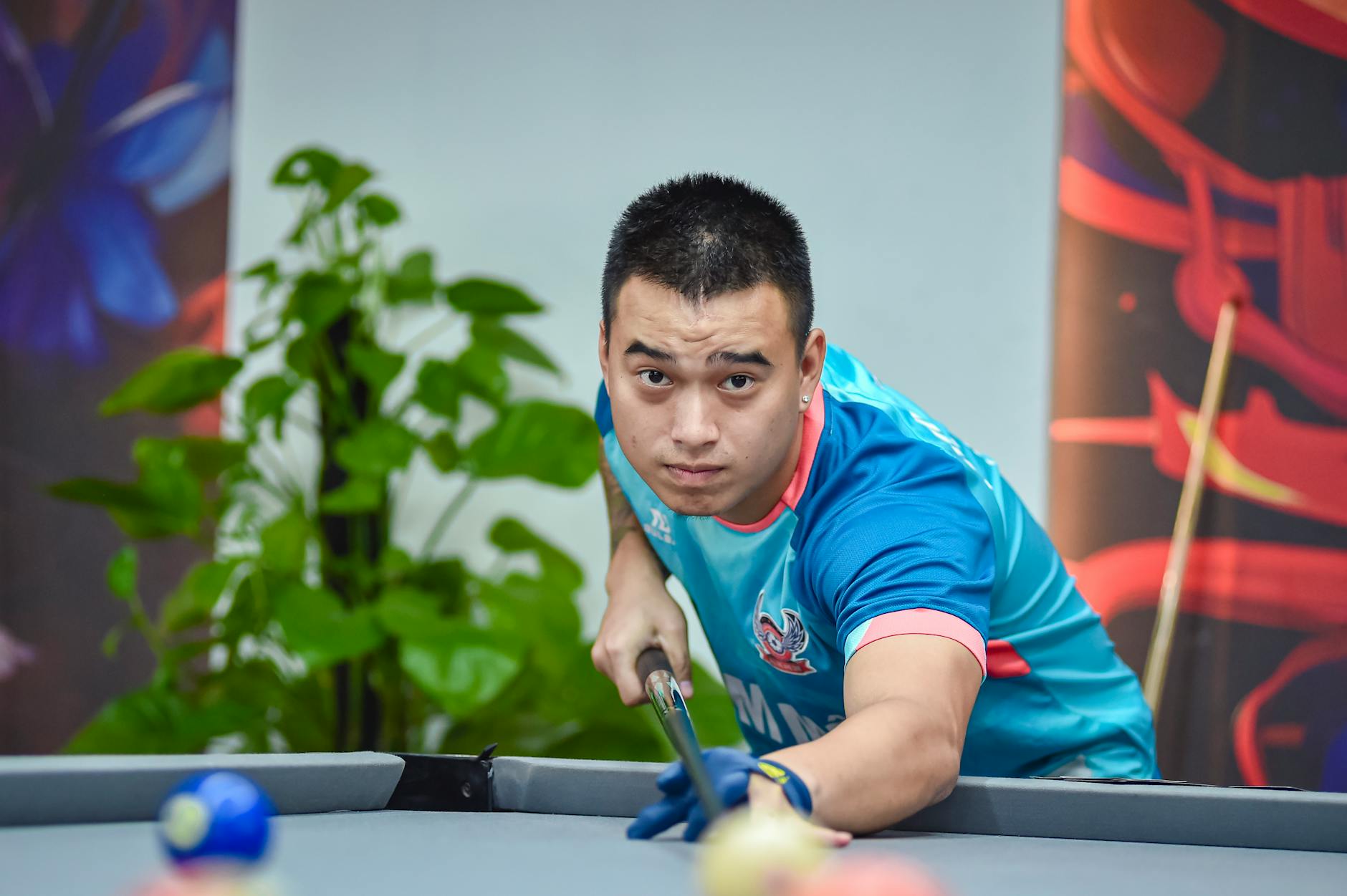 Zdeterminowany gracz bilarda celuje do cienkiego cięcia przy stole