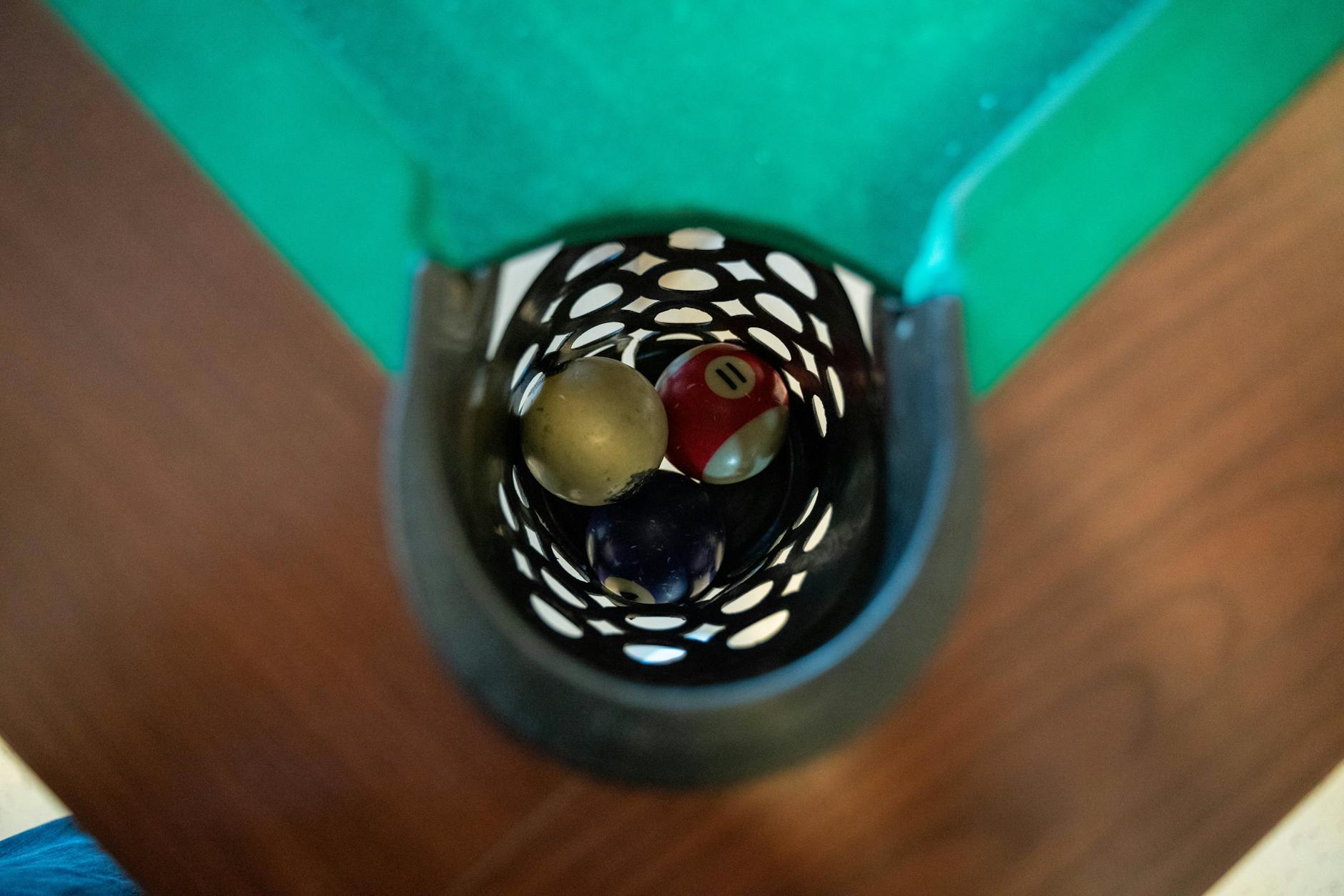 Bile bilardowe zebrane w łuzie stołu widziane z góry