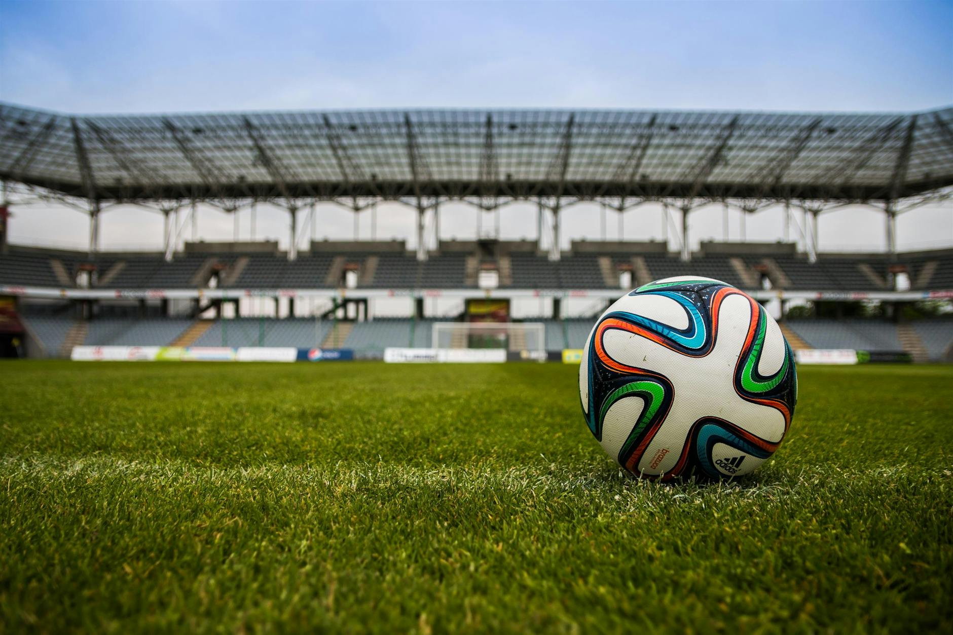 Piłka nożna na murawie pustego stadionu przed turniejem