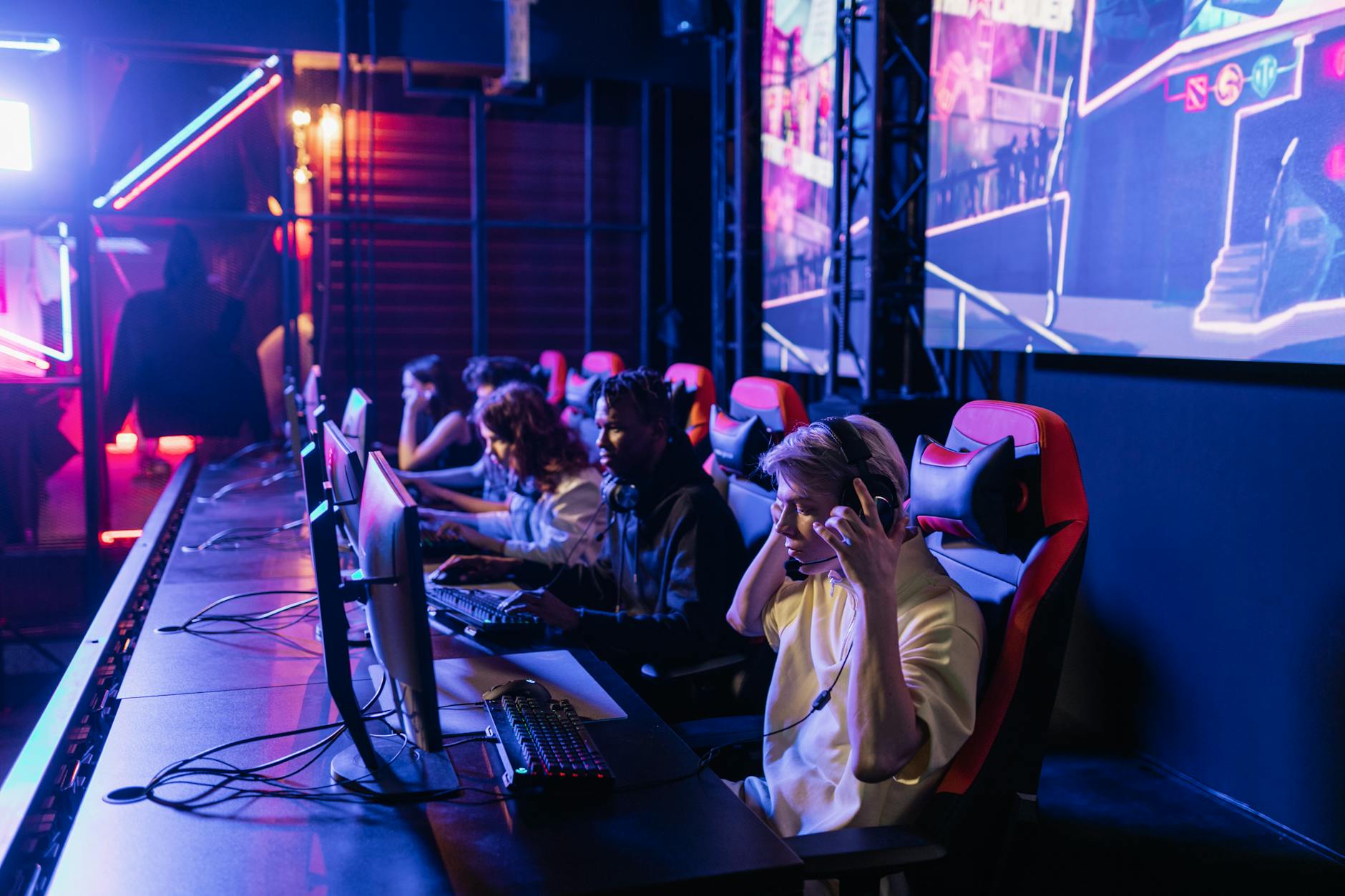 Zawodowi gamerzy rywalizujący w nowoczesnej arenie esportowej