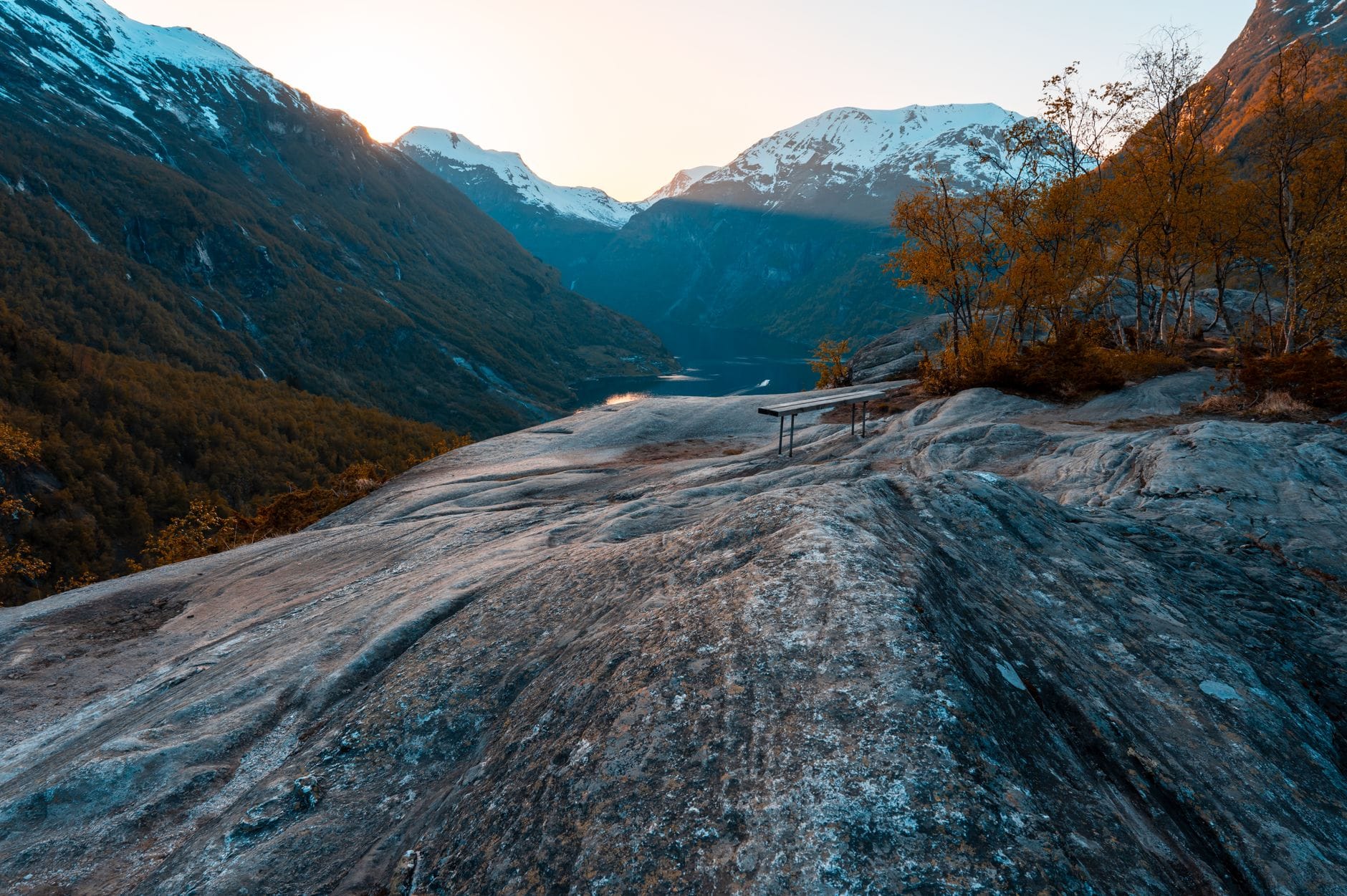 Fiord Geiranger o zachodzie słońca wśród ośnieżonych gór